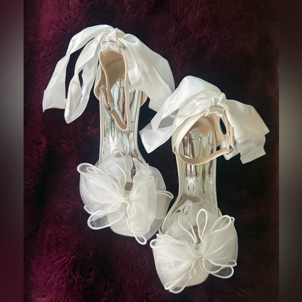 Ladies or Big Girls white kitten heels size 5